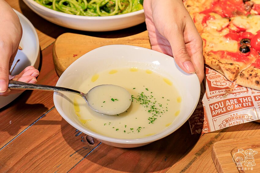 台中老字號人氣義式餐廳，隱身在巷弄之間，必點南義窯烤披薩超多口味，義大利麵份量滿滿又夠味