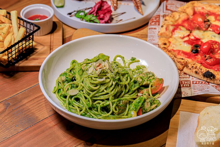 台中老字號人氣義式餐廳，隱身在巷弄之間，必點南義窯烤披薩超多口味，義大利麵份量滿滿又夠味