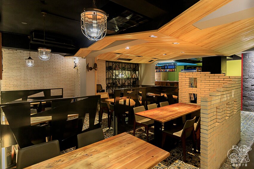 台中老字號人氣義式餐廳，隱身在巷弄之間，必點南義窯烤披薩超多口味，義大利麵份量滿滿又夠味