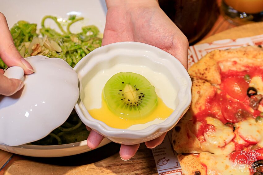 台中老字號人氣義式餐廳，隱身在巷弄之間，必點南義窯烤披薩超多口味，義大利麵份量滿滿又夠味