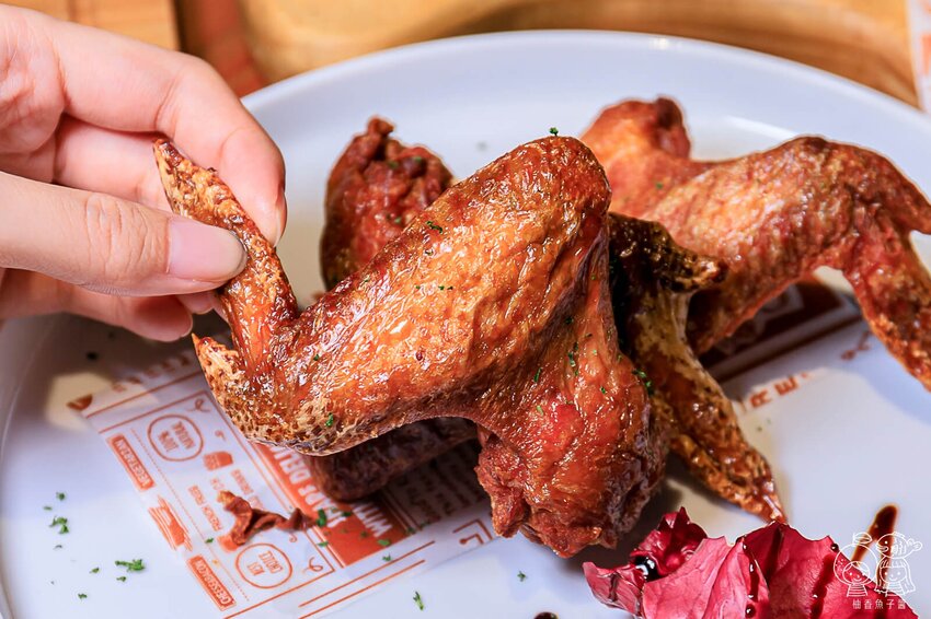 台中老字號人氣義式餐廳，隱身在巷弄之間，必點南義窯烤披薩超多口味，義大利麵份量滿滿又夠味