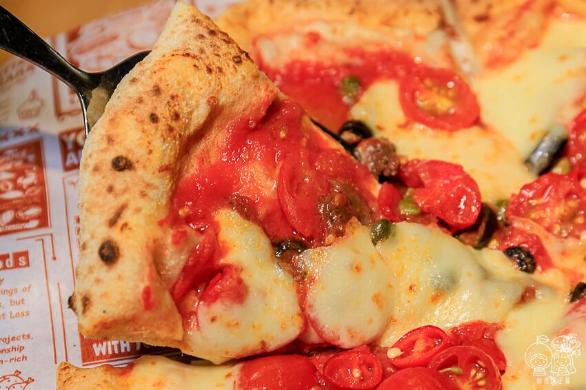 台中老字號人氣義式餐廳，隱身在巷弄之間，必點南義窯烤披薩超多口味，義大利麵份量滿滿又夠味