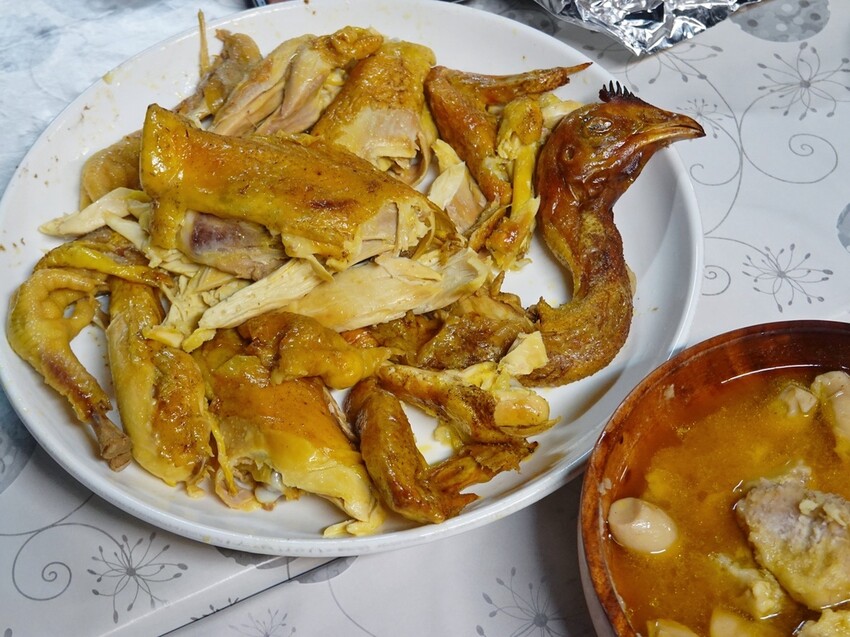 花蓮吉安—兩津農莊食堂｜山珍海味陸續上桌 滷肉飯還可無限取用｜南華國小