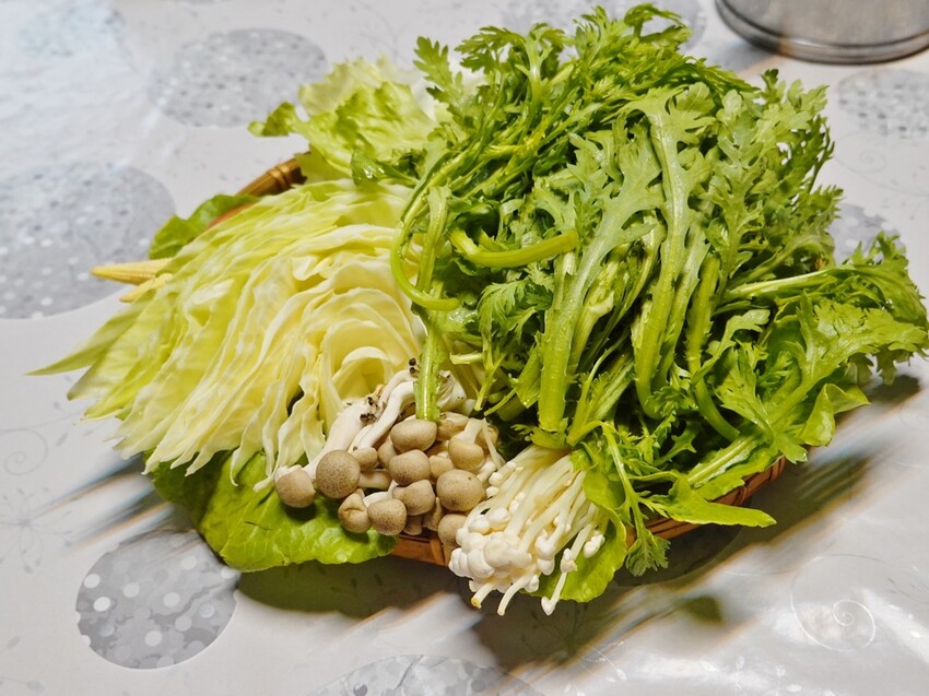 花蓮吉安—兩津農莊食堂｜山珍海味陸續上桌 滷肉飯還可無限取用｜南華國小