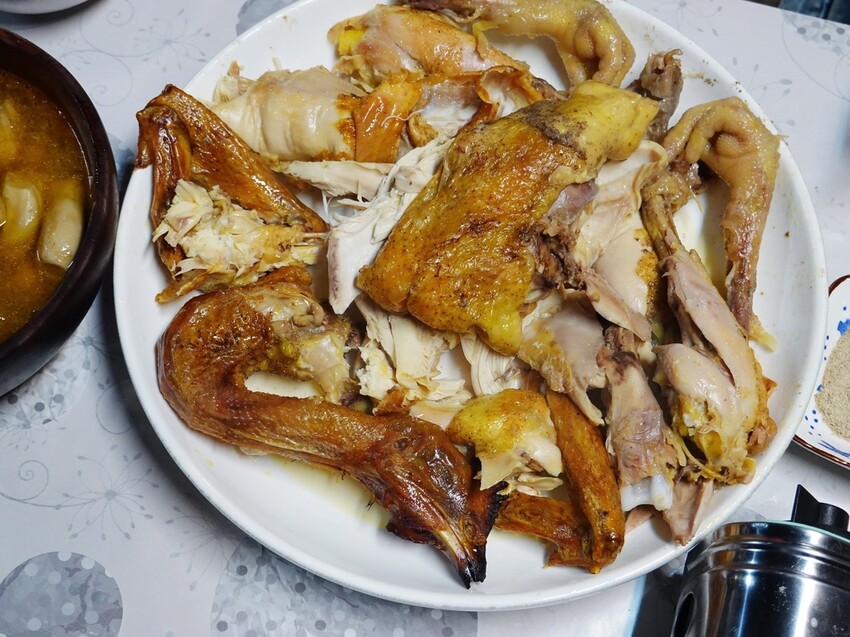 花蓮吉安—兩津農莊食堂｜山珍海味陸續上桌 滷肉飯還可無限取用｜南華國小