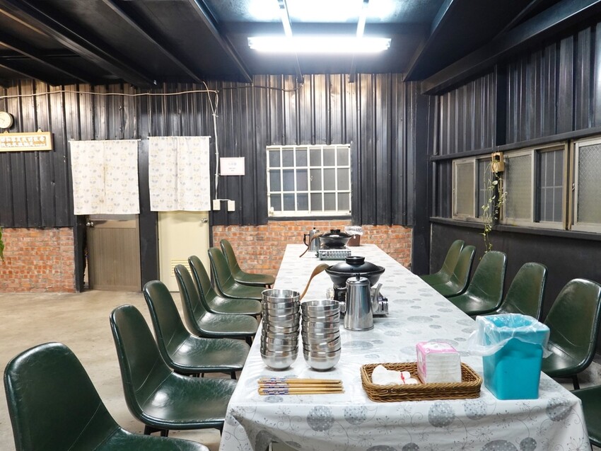 花蓮吉安—兩津農莊食堂｜山珍海味陸續上桌 滷肉飯還可無限取用｜南華國小