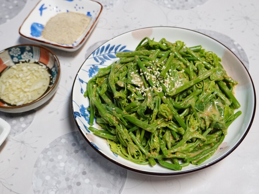 花蓮吉安—兩津農莊食堂｜山珍海味陸續上桌 滷肉飯還可無限取用｜南華國小