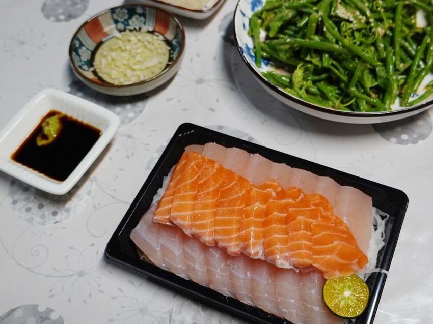 花蓮吉安—兩津農莊食堂｜山珍海味陸續上桌 滷肉飯還可無限取用｜南華國小