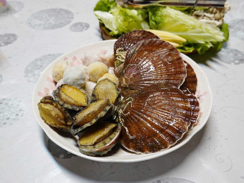 花蓮吉安—兩津農莊食堂｜山珍海味陸續上桌 滷肉飯還可無限取用｜南華國小