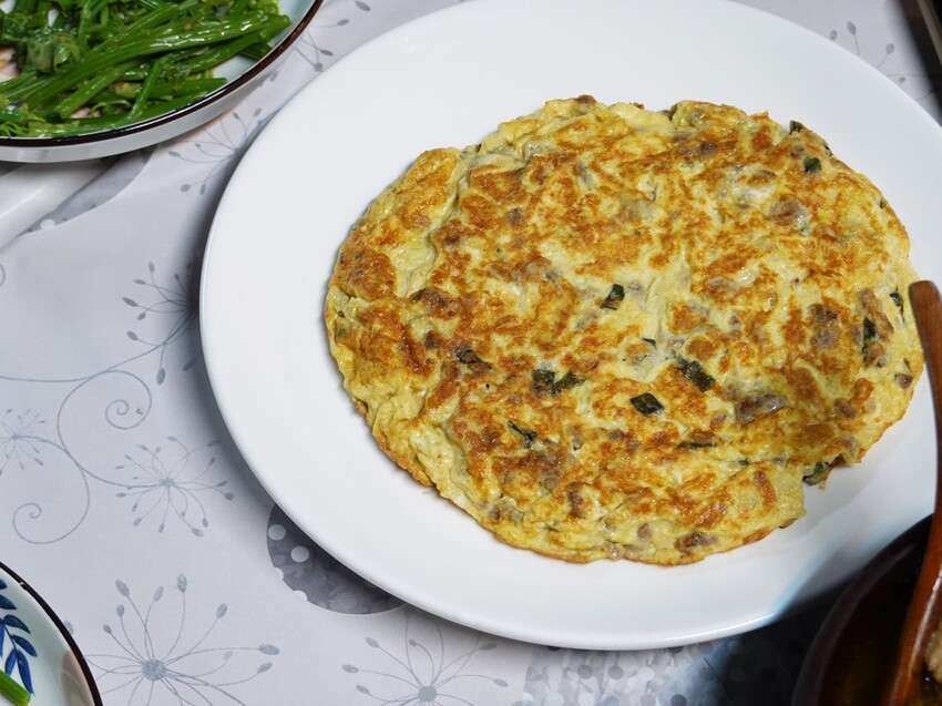 花蓮吉安—兩津農莊食堂｜山珍海味陸續上桌 滷肉飯還可無限取用｜南華國小