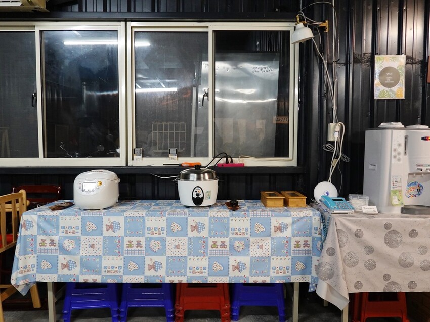 花蓮吉安—兩津農莊食堂｜山珍海味陸續上桌 滷肉飯還可無限取用｜南華國小