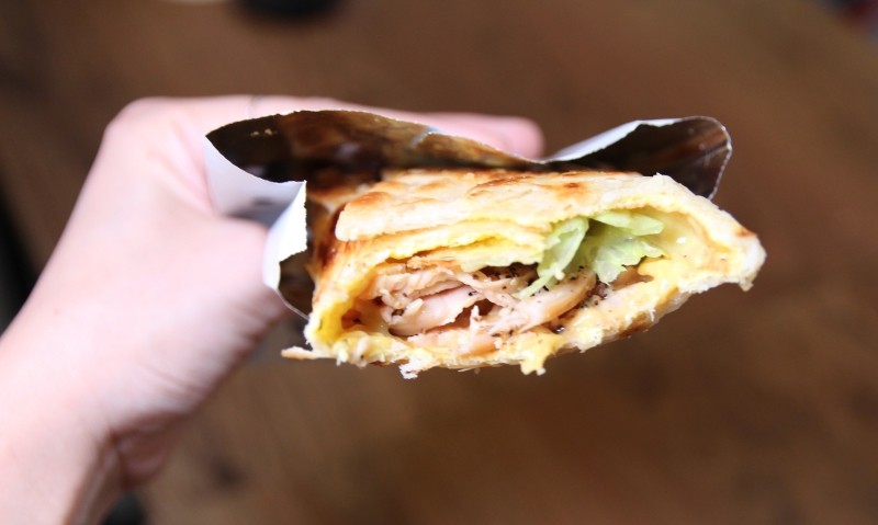 [台北]南京復興早餐下午茶點心推薦 長勝君捲蛋餅 超人氣酥脆30cm你吃過嗎？