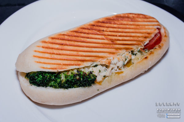 星巴克民雄門市|嘉義縣民雄鄉新興景點；IG超熱門打卡景點；看似教堂風格且有免費停車場及方便得來速(嘉義美食）。