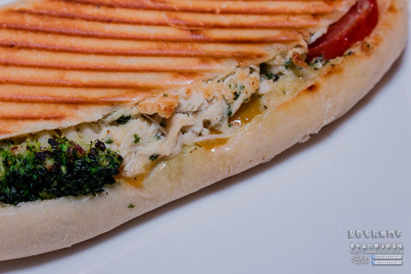 星巴克民雄門市|嘉義縣民雄鄉新興景點；IG超熱門打卡景點；看似教堂風格且有免費停車場及方便得來速(嘉義美食）。