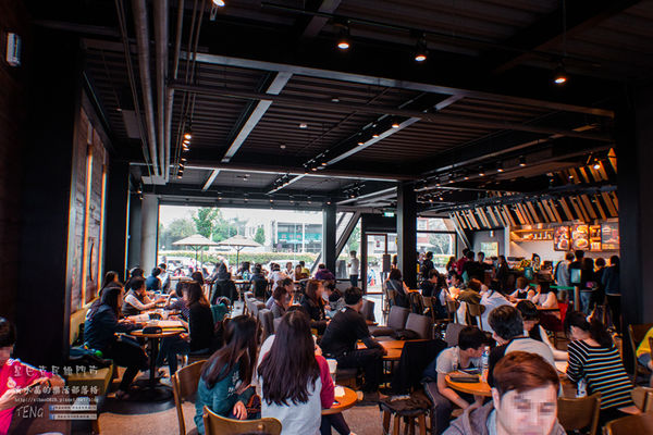 星巴克民雄門市|嘉義縣民雄鄉新興景點；IG超熱門打卡景點；看似教堂風格且有免費停車場及方便得來速(嘉義美食）。