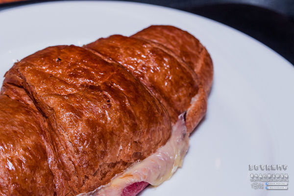 星巴克民雄門市|嘉義縣民雄鄉新興景點；IG超熱門打卡景點；看似教堂風格且有免費停車場及方便得來速(嘉義美食）。