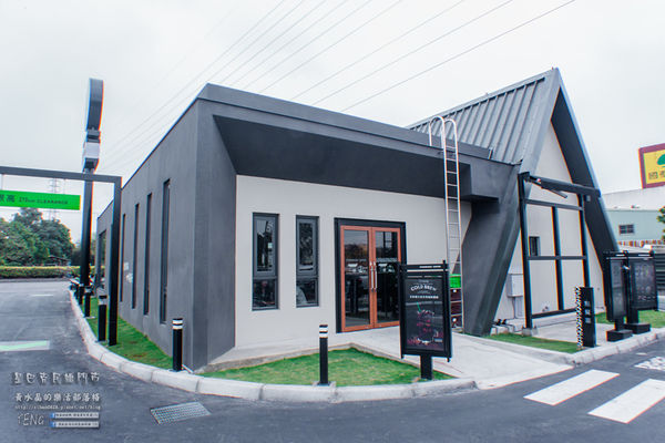 星巴克民雄門市|嘉義縣民雄鄉新興景點；IG超熱門打卡景點；看似教堂風格且有免費停車場及方便得來速(嘉義美食）。