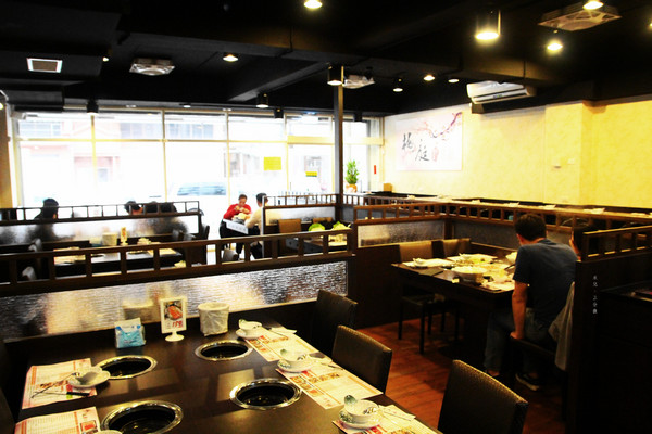 梅庭鮮味鍋：【桃園龜山區。火鍋】梅庭鮮味鍋 看似簡單普通，但是CP值超高，食材又新鮮 桃園機場捷運A8長庚醫院站