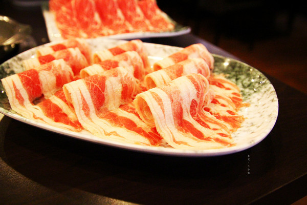 梅庭鮮味鍋：【桃園龜山區。火鍋】梅庭鮮味鍋 看似簡單普通，但是CP值超高，食材又新鮮 桃園機場捷運A8長庚醫院站