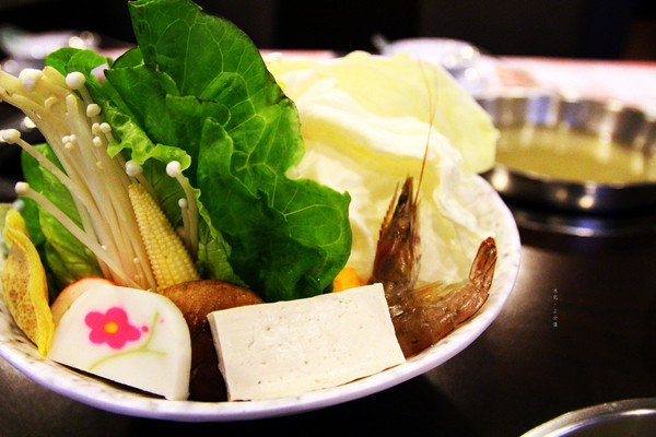 梅庭鮮味鍋：【桃園龜山區。火鍋】梅庭鮮味鍋 看似簡單普通，但是CP值超高，食材又新鮮 桃園機場捷運A8長庚醫院站