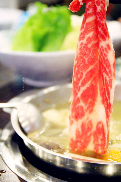 梅庭鮮味鍋：【桃園龜山區。火鍋】梅庭鮮味鍋 看似簡單普通，但是CP值超高，食材又新鮮 桃園機場捷運A8長庚醫院站