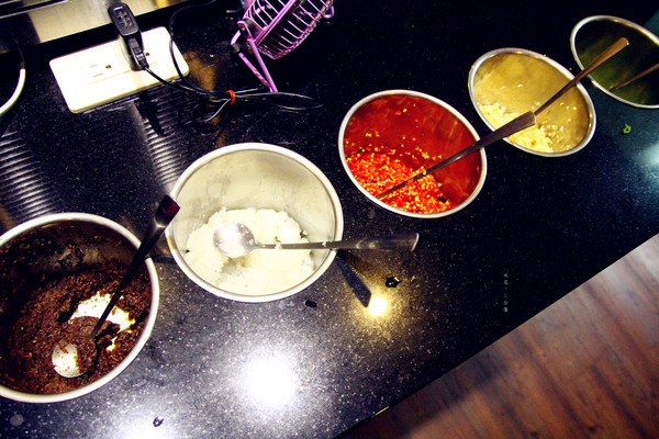 梅庭鮮味鍋：【桃園龜山區。火鍋】梅庭鮮味鍋 看似簡單普通，但是CP值超高，食材又新鮮 桃園機場捷運A8長庚醫院站