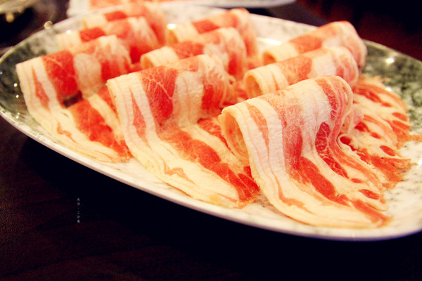 梅庭鮮味鍋：【桃園龜山區。火鍋】梅庭鮮味鍋 看似簡單普通，但是CP值超高，食材又新鮮 桃園機場捷運A8長庚醫院站