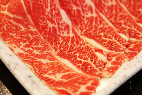 梅庭鮮味鍋：【桃園龜山區。火鍋】梅庭鮮味鍋 看似簡單普通，但是CP值超高，食材又新鮮 桃園機場捷運A8長庚醫院站