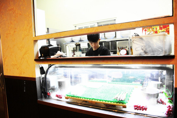 梅庭鮮味鍋：【桃園龜山區。火鍋】梅庭鮮味鍋 看似簡單普通，但是CP值超高，食材又新鮮 桃園機場捷運A8長庚醫院站