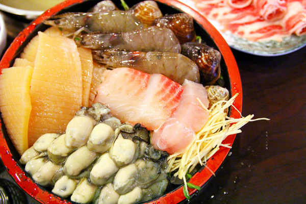 梅庭鮮味鍋：【桃園龜山區。火鍋】梅庭鮮味鍋 看似簡單普通，但是CP值超高，食材又新鮮 桃園機場捷運A8長庚醫院站