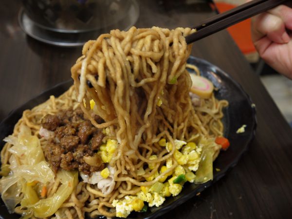 【台南市-東區】平價美食戰區的仁和路上,猶如鄰家小妹般的親民小吃店『吉田小火鍋-鍋燒麵』!小小的預算,大大的滿足^^