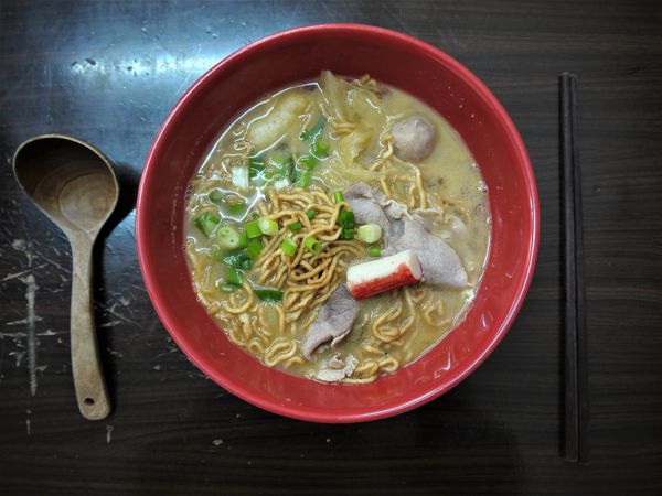 【台南市-東區】平價美食戰區的仁和路上,猶如鄰家小妹般的親民小吃店『吉田小火鍋-鍋燒麵』!小小的預算,大大的滿足^^