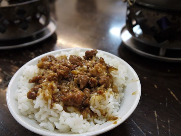 【台南市-東區】平價美食戰區的仁和路上,猶如鄰家小妹般的親民小吃店『吉田小火鍋-鍋燒麵』!小小的預算,大大的滿足^^