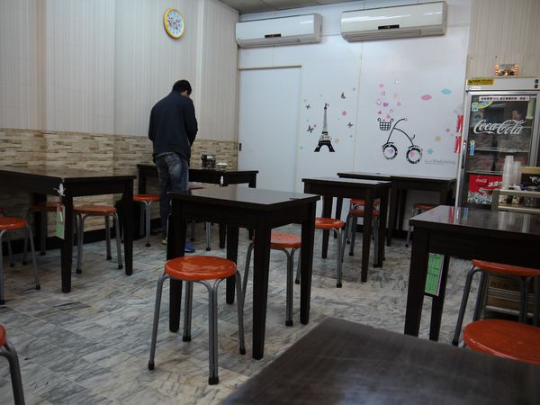 【台南市-東區】平價美食戰區的仁和路上,猶如鄰家小妹般的親民小吃店『吉田小火鍋-鍋燒麵』!小小的預算,大大的滿足^^