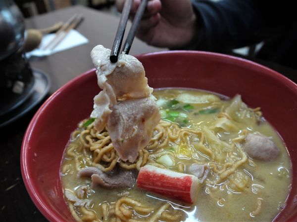 【台南市-東區】平價美食戰區的仁和路上,猶如鄰家小妹般的親民小吃店『吉田小火鍋-鍋燒麵』!小小的預算,大大的滿足^^