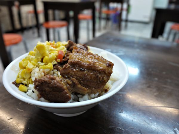 【台南市-東區】平價美食戰區的仁和路上,猶如鄰家小妹般的親民小吃店『吉田小火鍋-鍋燒麵』!小小的預算,大大的滿足^^