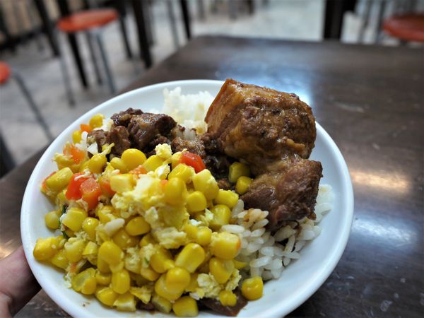 【台南市-東區】平價美食戰區的仁和路上,猶如鄰家小妹般的親民小吃店『吉田小火鍋-鍋燒麵』!小小的預算,大大的滿足^^