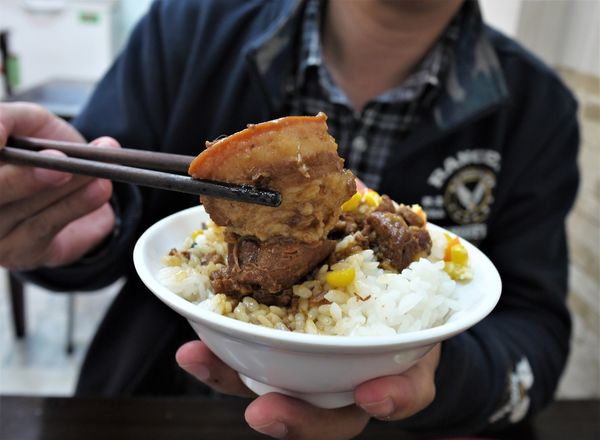 【台南市-東區】平價美食戰區的仁和路上,猶如鄰家小妹般的親民小吃店『吉田小火鍋-鍋燒麵』!小小的預算,大大的滿足^^