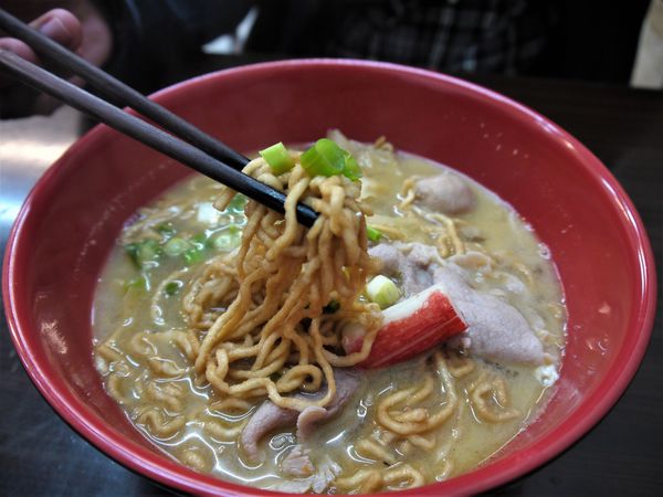 【台南市-東區】平價美食戰區的仁和路上,猶如鄰家小妹般的親民小吃店『吉田小火鍋-鍋燒麵』!小小的預算,大大的滿足^^