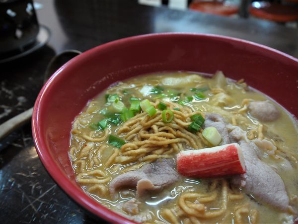 【台南市-東區】平價美食戰區的仁和路上,猶如鄰家小妹般的親民小吃店『吉田小火鍋-鍋燒麵』!小小的預算,大大的滿足^^