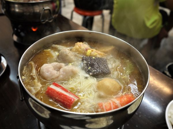 【台南市-東區】平價美食戰區的仁和路上,猶如鄰家小妹般的親民小吃店『吉田小火鍋-鍋燒麵』!小小的預算,大大的滿足^^