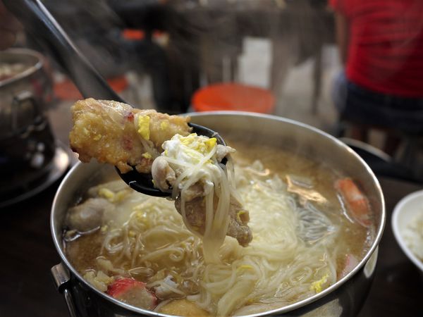 【台南市-東區】平價美食戰區的仁和路上,猶如鄰家小妹般的親民小吃店『吉田小火鍋-鍋燒麵』!小小的預算,大大的滿足^^