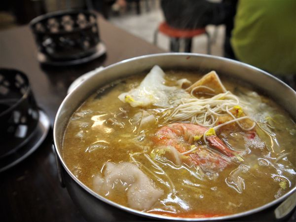 【台南市-東區】平價美食戰區的仁和路上,猶如鄰家小妹般的親民小吃店『吉田小火鍋-鍋燒麵』!小小的預算,大大的滿足^^