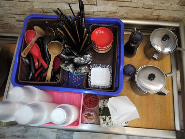 【台南市-東區】平價美食戰區的仁和路上,猶如鄰家小妹般的親民小吃店『吉田小火鍋-鍋燒麵』!小小的預算,大大的滿足^^