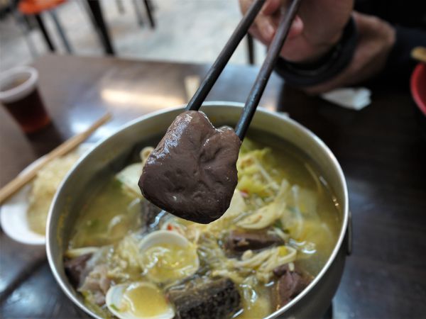 【台南市-東區】平價美食戰區的仁和路上,猶如鄰家小妹般的親民小吃店『吉田小火鍋-鍋燒麵』!小小的預算,大大的滿足^^