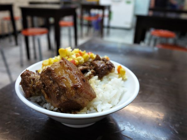 【台南市-東區】平價美食戰區的仁和路上,猶如鄰家小妹般的親民小吃店『吉田小火鍋-鍋燒麵』!小小的預算,大大的滿足^^