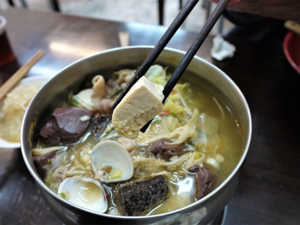 【台南市-東區】平價美食戰區的仁和路上,猶如鄰家小妹般的親民小吃店『吉田小火鍋-鍋燒麵』!小小的預算,大大的滿足^^