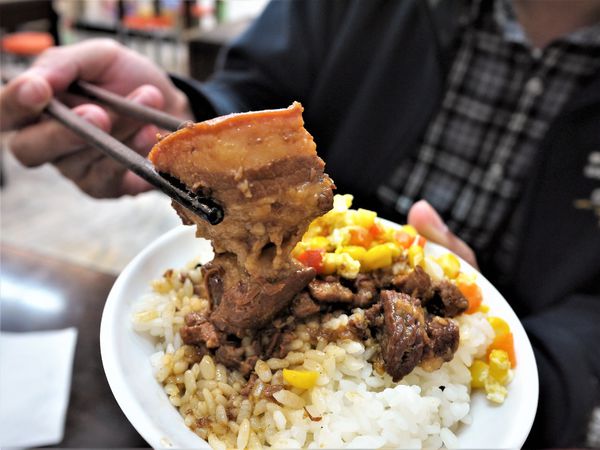 【台南市-東區】平價美食戰區的仁和路上,猶如鄰家小妹般的親民小吃店『吉田小火鍋-鍋燒麵』!小小的預算,大大的滿足^^