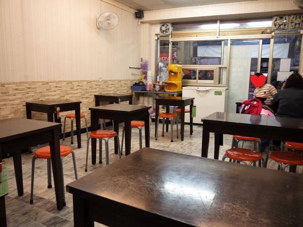 【台南市-東區】平價美食戰區的仁和路上,猶如鄰家小妹般的親民小吃店『吉田小火鍋-鍋燒麵』!小小的預算,大大的滿足^^