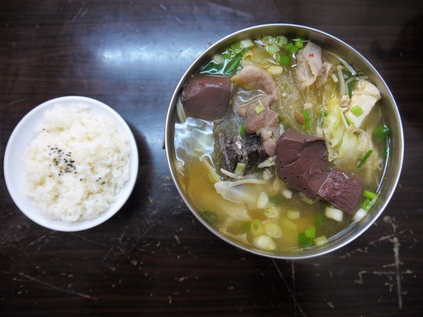 【台南市-東區】平價美食戰區的仁和路上,猶如鄰家小妹般的親民小吃店『吉田小火鍋-鍋燒麵』!小小的預算,大大的滿足^^